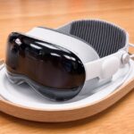 visionOS 26.2 sur Apple Vision Pro le 12 décembre 2025 : les manettes passent avant le spectacle A sleek and modern virtual reality headset on a wooden surface.