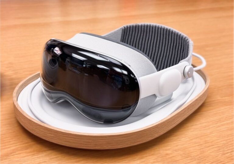 visionOS 26.2 sur Apple Vision Pro le 12 décembre 2025 : les manettes passent avant le spectacle A sleek and modern virtual reality headset on a wooden surface.