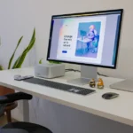Moniteurs dès 389,99 $, téléviseurs OLED dès 899,99 $ : le piège Cyber Week 2025 A sleek office setup featuring a desktop monitor, keyboard, and indoor plants, promoting a productive workspace.