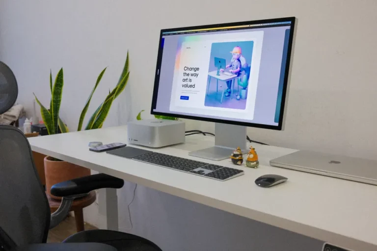 Moniteurs dès 389,99 $, téléviseurs OLED dès 899,99 $ : le piège Cyber Week 2025 A sleek office setup featuring a desktop monitor, keyboard, and indoor plants, promoting a productive workspace.