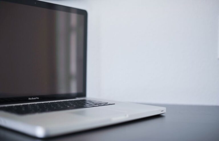 MacBook Pro M5 à 1 399 dollars le 25 novembre 2025 : le SSD tousse A sleek silver laptop on a modern desk against a white backdrop, perfect for work settings.