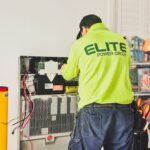 Bluetti Elite 400 à 1 499 $ : 3 840 Wh, mais pas la magie A technician from Elite Power Group installing a home battery system indoors in New South Wales, Australia.