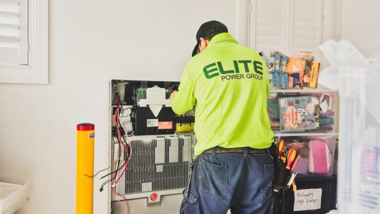 Bluetti Elite 400 à 1 499 $ : 3 840 Wh, mais pas la magie A technician from Elite Power Group installing a home battery system indoors in New South Wales, Australia.
