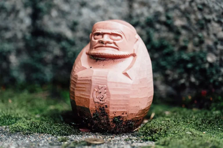 Apple Japon : AirTag Daruma offert aux acheteurs d’iPhone 16 du 2 au 5 janvier 2026, 65 000 unités A traditional Daruma doll placed on a moss-covered surface, embodying Japanese culture and craftsmanship.