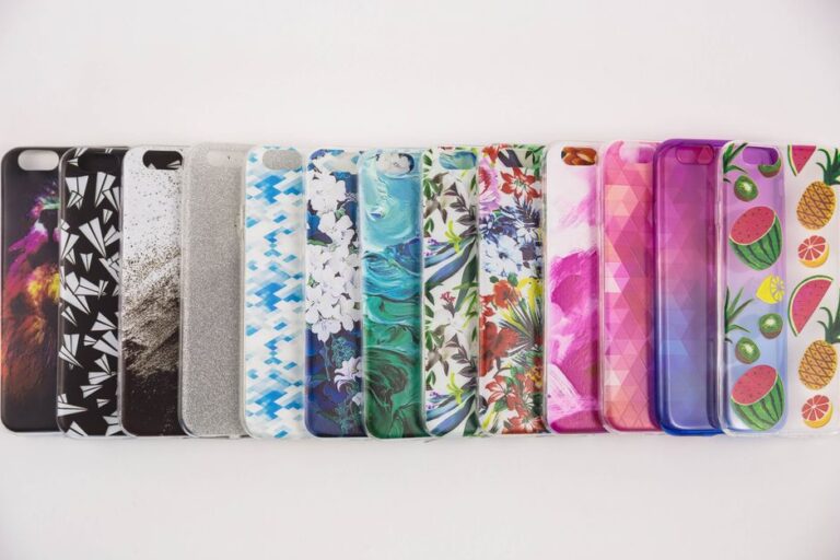 Coques bandoulière iPhone 17: 39,99 ou 47,99 dollars, Apple garde la laisse A vibrant collection of variously patterned iPhone cases arranged on a white surface.