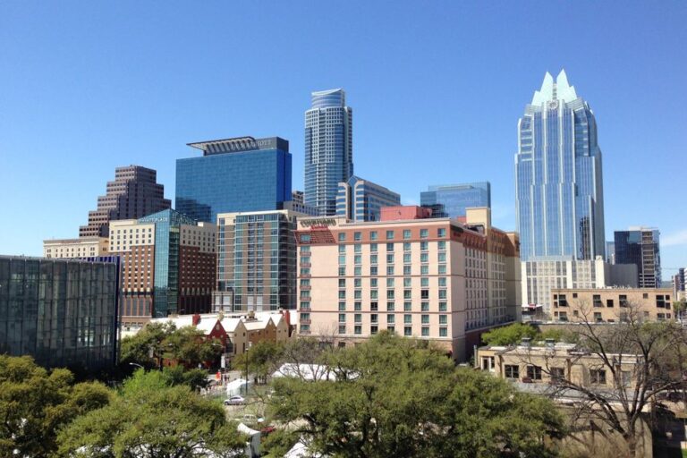 Plus de 100 iPhone récupérés à Austin après Halloween 2025 : l’IMEI fait tilt A vibrant daytime cityscape of downtown Austin, showcasing modern architecture and towering skyscrapers.