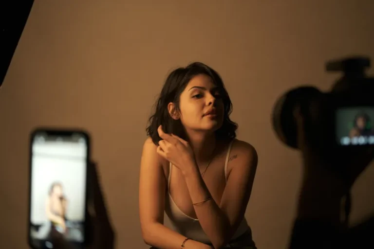 iPhone 17 Pro : le mode Nuit en portrait disparaît, sans explication A woman posing confidently in a photography studio with dim lighting.
