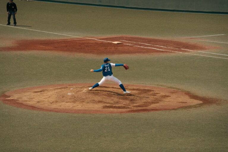 MLB The Show Mobile : 1 100 joueurs sur iPhone, mais pas partout Baseball player mid-throw during a game at a Tokyo baseball field. Capturing the intensity and focus of sports.