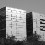 Apple achète deux bureaux à Cupertino pour 216 millions, le bail est plié Black and white photo of modern office buildings in Bengaluru, India, showcasing architectural design.