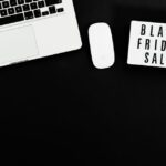 Black Friday Apple 2025 : AirPods à 69 $, Mac jusqu'à 550 $ de remise, stock en embuscade Black Friday sale sign with a laptop and mouse on a black background. Perfect for online shopping promotions.