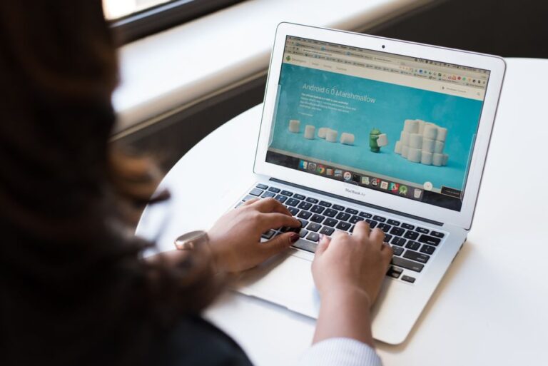L’application Messenger pour Mac s’arrête le 15 décembre 2025, cap sur le web Businesswoman working on laptop with Android 6.0 Marshmallow webpage open.