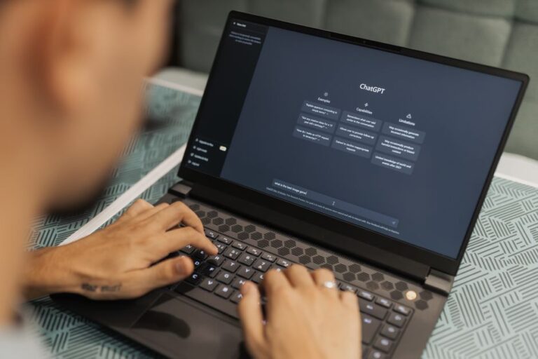 ChatGPT avec Apple Music : le DJ IA compose, Apple Music garde la main Close-up of a person typing on a laptop displaying the ChatGPT interface, emphasizing modern technology use.