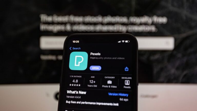 52 apps liées à des entités sanctionnées dans l’App Store : Apple sous pression Close-up of a smartphone screen displaying the Pexels app with a blurred background.