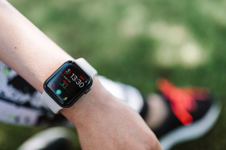 Apple Watch : l’alerte hypertension autorisée en Australie, mais encore inactive Close-up of a smartwatch on a wrist showing health metrics outdoors on a sunny day.