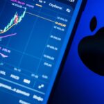 Apple à 315 dollars en 2026 : le pari tient-il face à la RAM? Close-up of a stock market app with charts and branding on a digital device screen.