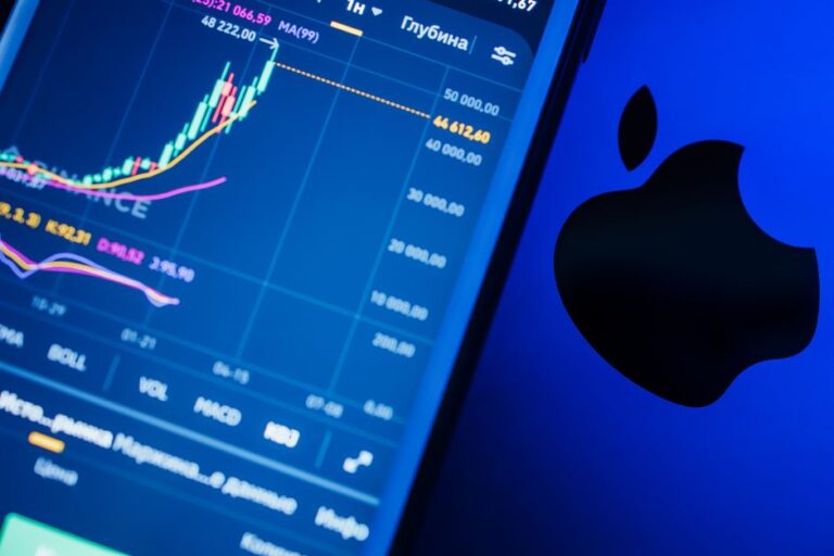 Apple à 315 dollars en 2026 : le pari tient-il face à la RAM? Close-up of a stock market app with charts and branding on a digital device screen.