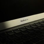 MacBook Black Friday 2025 : Air M4 à 749 $, Pro M5 à 1 399 $, le piège du SSD Close-up of a sunlit MacBook Air laptop showcasing its keyboard and screen with shadow effects.