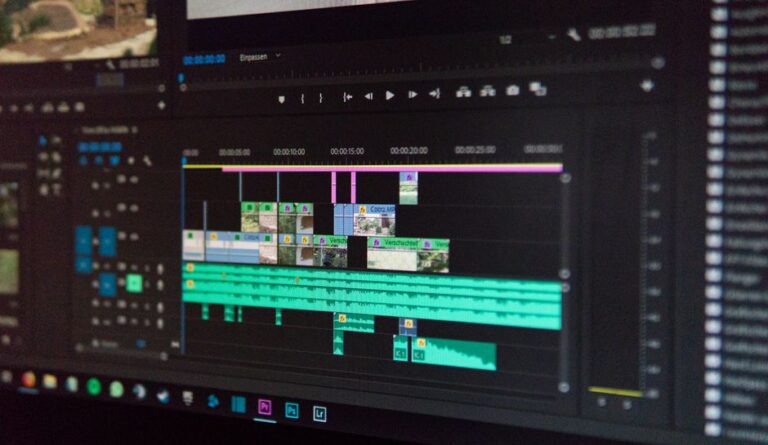 Final Cut Pro X : le virage de 2011 qui a éloigné Hollywood Close-up of a video editing timeline interface on a computer screen, showcasing professional software in action.