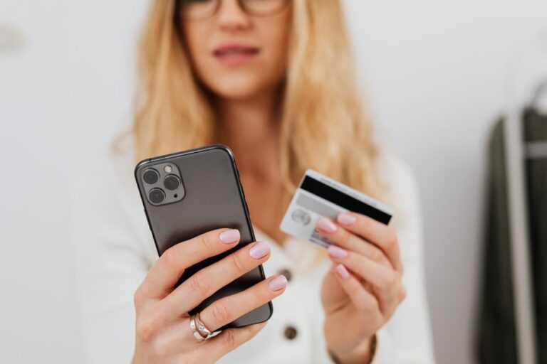 iPhone 16 et 5 000 dollars : la sécurité Apple face au vol en 2025 Close-up of a woman using a smartphone and credit card for online shopping.