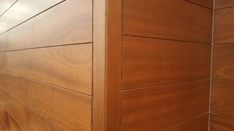 Aqara S1 Plus : Siri arrive, Chamberlain ferme le garage Close-up of modern wooden wall panels showcasing clean lines and texture.
