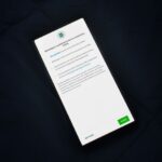 Apple écope de 98,6 millions d’euros en Italie : ATT à double tour Close-up of smartphone screen showing a privacy policy update agreement.
