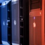 Cyberattaque Apple en Chine : l’assembleur sous audit Close-up of tower servers in a data center with blue and red lighting.