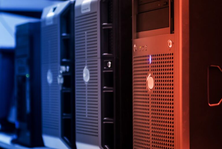 Cyberattaque Apple en Chine : l’assembleur sous audit Close-up of tower servers in a data center with blue and red lighting.