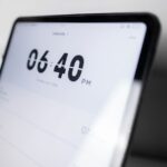 iPad mini OLED : fin octobre 2026 et 60 Hz, le compromis se précise Close-up view of a digital clock display on a tablet showing 6:40 PM in a sleek modern design.