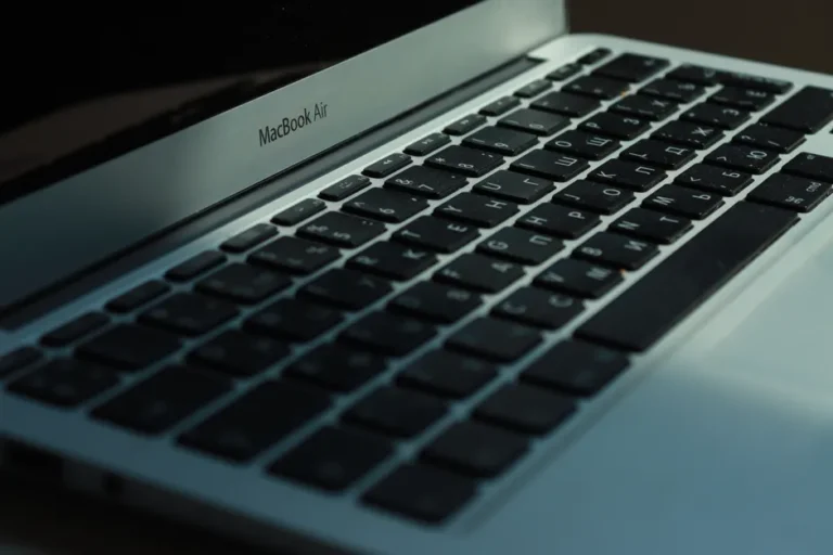 MacBook Air M4 à 749 $ : le Black Friday coupe le prix, pas le SSD Close-up view of a MacBook Air keyboard with Cyrillic characters, photographed indoors in Jönköping, Sweden.