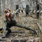 Tehran saison 3 : Tamar revient le 9 janvier 2026, Hugh Laurie entre en scène Confident young female soldier in camouflage and eye patch sitting on railway in autumnal woods