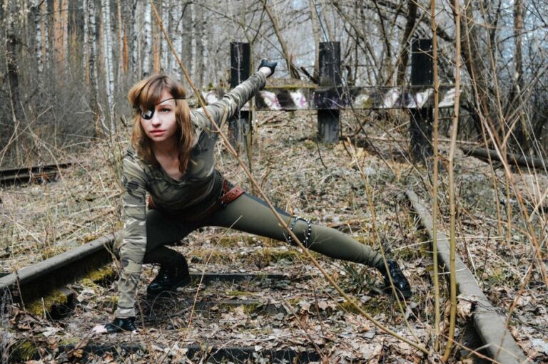 Tehran saison 3 : Tamar revient le 9 janvier 2026, Hugh Laurie entre en scène Confident young female soldier in camouflage and eye patch sitting on railway in autumnal woods