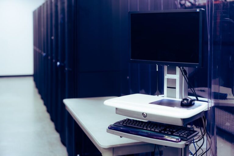 Quatre Mac Studio, 1,5 To et 80 Gb/s : le cluster IA d’Apple passe en grappe Contemporary computer with black screen placed on stand near row of server steel racks in data center
