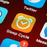 Alarme iPhone silencieuse sous iOS 26 : six vérifications avant le grand reset Detailed close-up of Sleep Cycle app icon on smartphone home screen with other applications.
