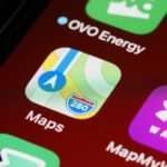 Apple Maps et Apple Ads échappent au DMA en 2026, mais Bruxelles garde l'oeil Detailed image of a navigation app icon on a smartphone screen.