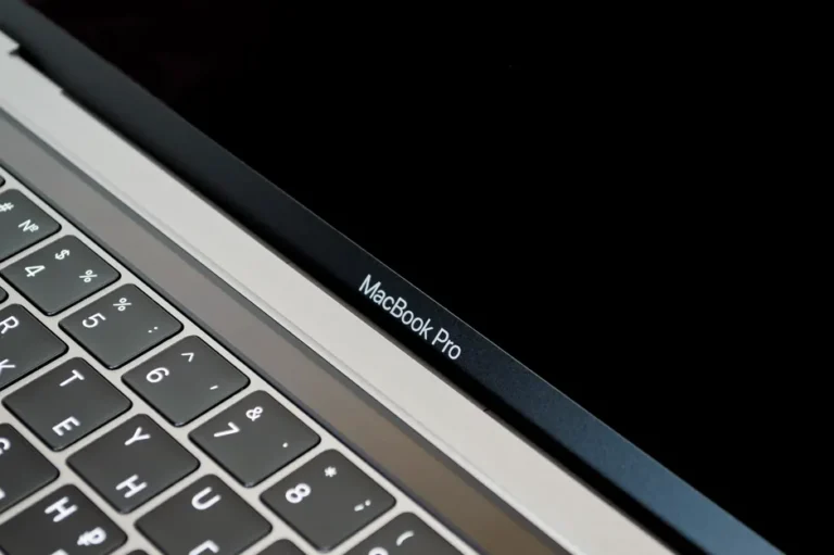 Black Friday 2025 chez Expercom : le MacBook Pro M4 à 1 499 dollars Detailed image showcasing the keyboard and screen of a MacBook Pro laptop for tech and gadget enthusiasts.