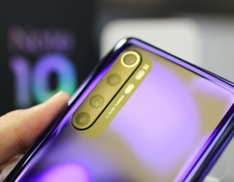iPhone 20 en 2027 : l’écran total avance, mais le calendrier patine Detailed view of a smartphone with AI quad camera and reflective surface, highlighting its design.