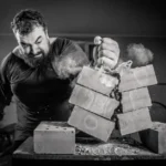 Apple 1984 : le spot avait déjà été diffusé le 31 décembre 1983 Dynamic image of a man smashing bricks with bare hands indoors.