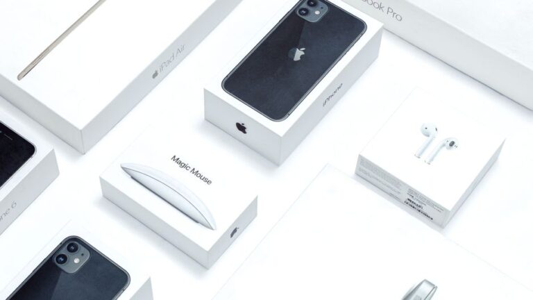 Black Friday Apple 2025 : jusqu’à 550 $ de remise, mais le stock joue les videurs Flat lay of assorted Apple product boxes showcasing technology packaging design.