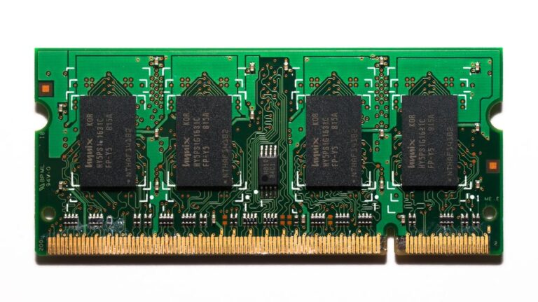 Mac mini M4 : 2 To de SSD interne, mais pas sans DFU High-quality image of a computer RAM module showcasing detailed circuit design.