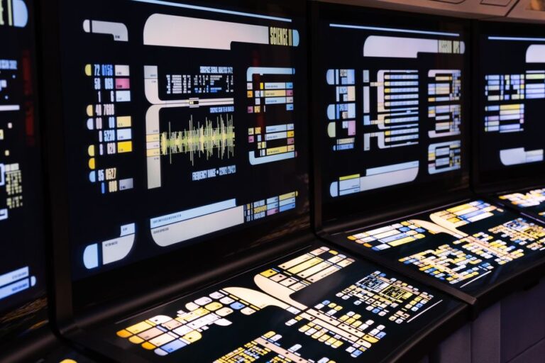 Black Friday Apple 2025 : AirPods à 69 $ et MacBook Air M4 à 749 $, mais pas sans calcul High-tech command center with advanced digital displays and control panels