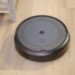 iRobot sous Chapter 11 le 14 décembre 2025, Roomba tourne encore High-tech robotic vacuum cleaner efficiently cleaning modern floor indoors.
