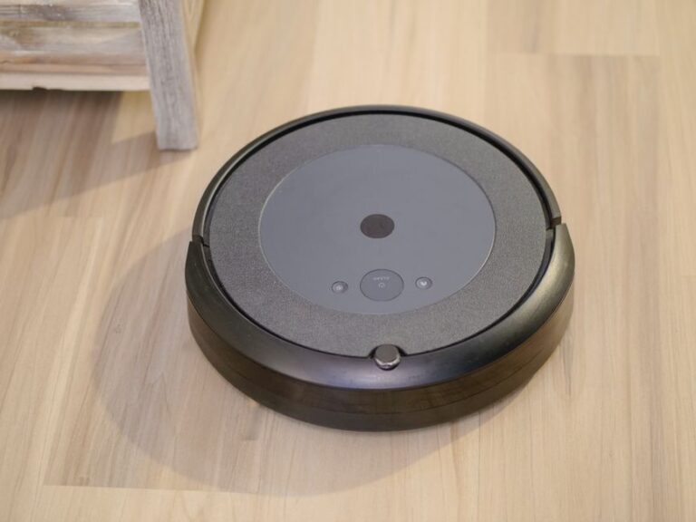 iRobot sous Chapter 11 le 14 décembre 2025, Roomba tourne encore High-tech robotic vacuum cleaner efficiently cleaning modern floor indoors.