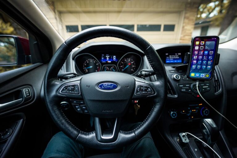 Ford garde Apple CarPlay en 2025, mais freine sur Ultra Interior view of a Ford car featuring a steering wheel, dashboard, and mobile device mount.