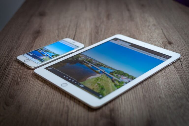 iPad 11 à 274 dollars au Black Friday 2025 : le prix tombe, Apple Intelligence reste dehors iPad and iPhone showing a scenic landscape on a wooden table, highlighting portability and technology.