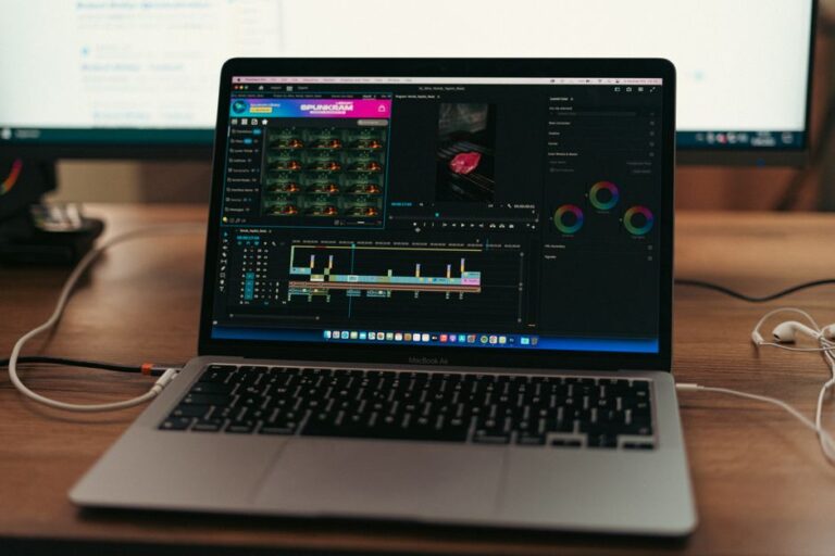 Black Friday Apple 2025 : le MacBook Air M4 à 738,04 $ sur Amazon US MacBook Air setup with video editing software open, showcasing a typical workspace environment.