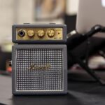 Mac mini M4 à 479 $ le 2 décembre 2025 : le stockage fait les comptes Marshall MS-2C mini guitar amplifier on a desk with blurred office background.