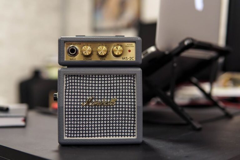 Mac mini M4 à 479 $ le 2 décembre 2025 : le stockage fait les comptes Marshall MS-2C mini guitar amplifier on a desk with blurred office background.