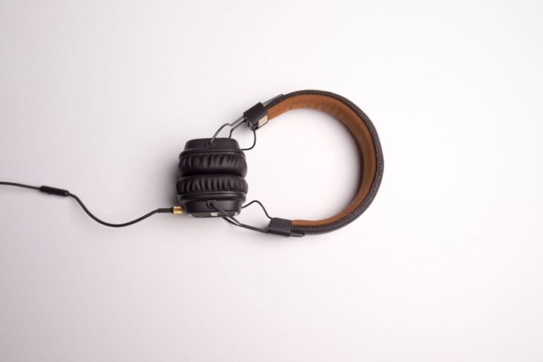 Beyerdynamic Aventho 300 : 50 heures et un ANC en retrait Minimalist image of black over-ear headphones on a white background.