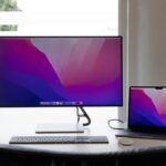 Black Friday 2025 : six écrans pour Mac, du 4K au 8K, le portefeuille tousse Minimalist workspace featuring dual monitors, keyboard, and a laptop on a clean desk.