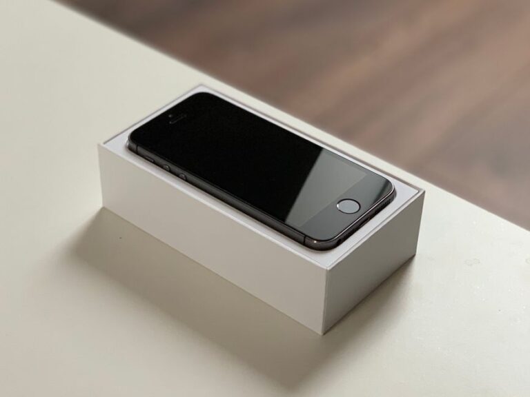 iPhone 17 : Apple vise 247,4 millions d’iPhone en 2025, mémoire sous tension Minimalistic image of a smartphone on its packaging, ideal for tech and gadget themes.
